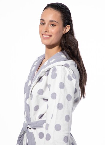 Accappatoio corto di Sanetta in bianco