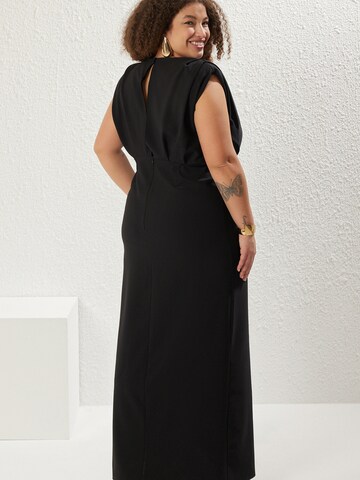 Trendyol Curve Βραδινό φόρεμα σε μαύρο
