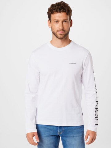 T-Shirt Calvin Klein en blanc : devant