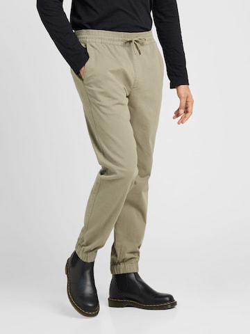 JOHN DEVIN Tapered Pants in Green: front