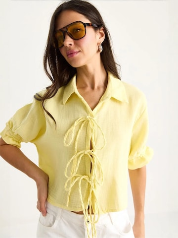 Camicia da donna di Bianco Lucci in giallo