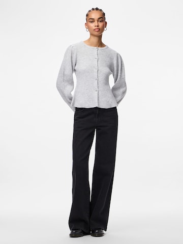 PIECES Gebreid vest 'PCAnnie' in Grijs