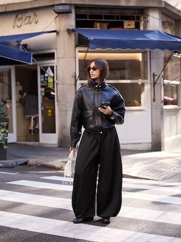 Bershka Tapered Housut värissä musta