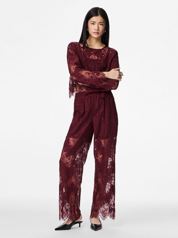 Loosefit Pantalon 'PCRinne' PIECES en rouge