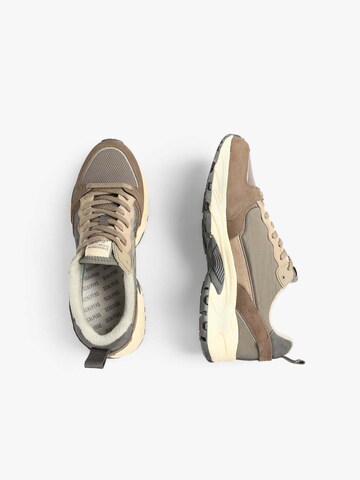 Sneaker bassa 'Loop' di Scalpers in beige