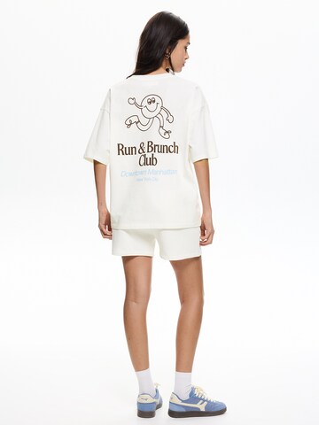 Tricou de la Pull&Bear pe alb