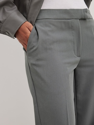 NA-KD Regular Pleat-Front Pants in Grey
