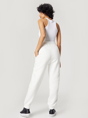 Tapered Pantaloni 'Lilli' de la florence by mills exclusive for ABOUT YOU pe alb