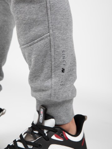 Tapered Pantaloni cargo 'Hudson' di Gorilla Wear in grigio