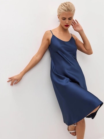 Robe 'Below the knee satin slip dress 'Grace'' Serena Silueta en bleu