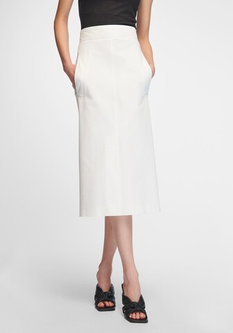 Fadenmeister Berlin Skirt in White: front