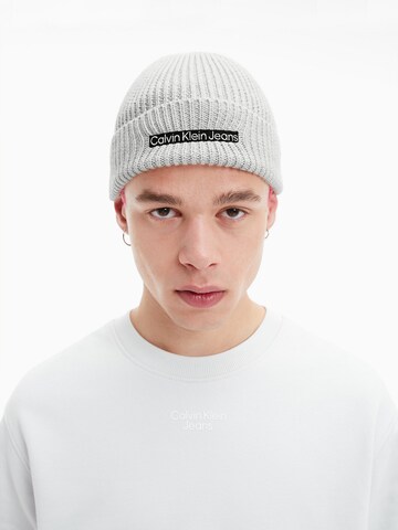 Calvin Klein Jeans Beanie in White: front