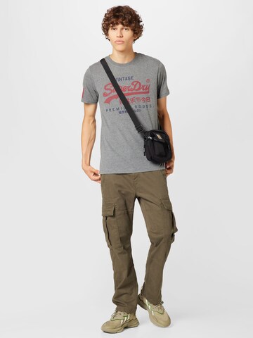 Superdry T-Shirt in Grau