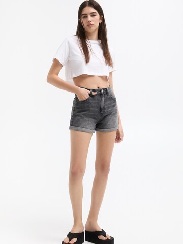 Pull&Bear Regular Shorts in Grau