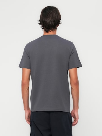 Lyle & Scott Футболка в Серый: сзади