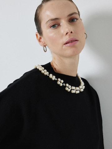 Pull-over 'Sweater With Pearl Collar' Touché Privé en noir