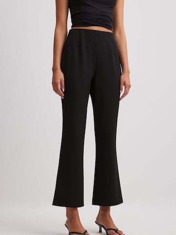 Regular Pantalon NA-KD en noir : devant