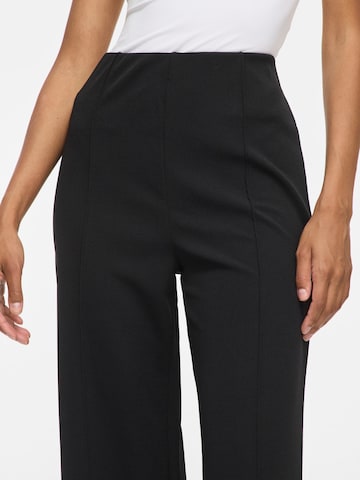 Evazați Pantaloni cu dungă de la VILA pe negru