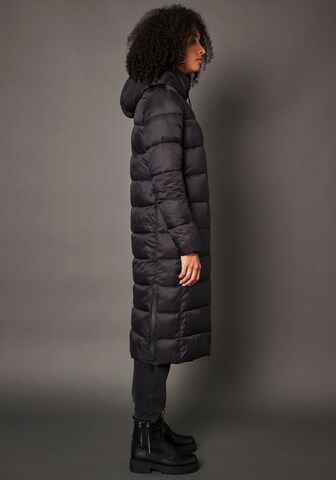 Hailys Wintermantel in Schwarz