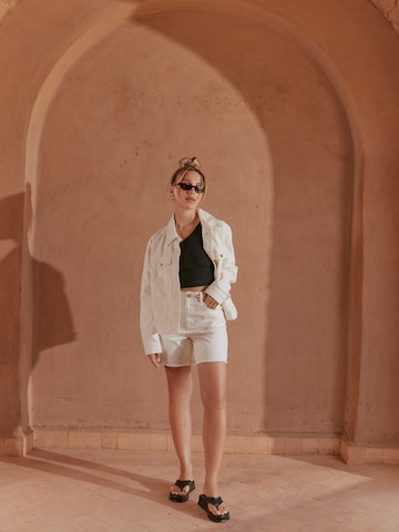 Veste mi-saison 'DORO' Ema Louise x ABOUT YOU en blanc