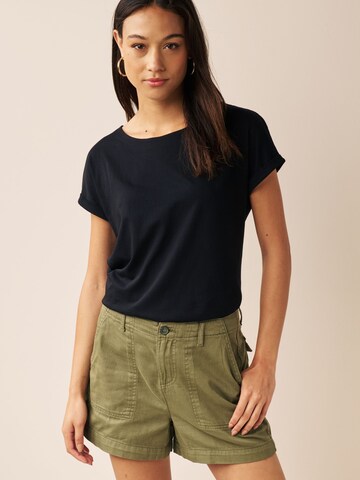 Tricou de la Next pe bej
