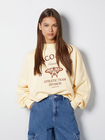 Sweat-shirt Bershka en beige : devant