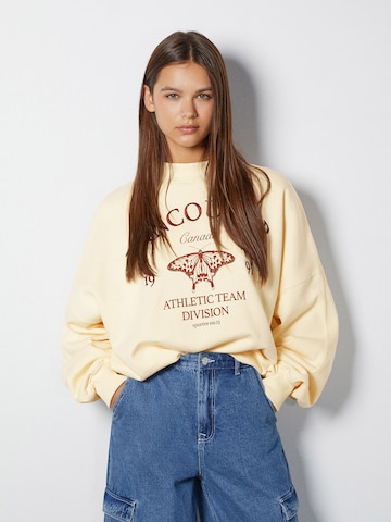 Bershka Sweatshirt in Beige: front