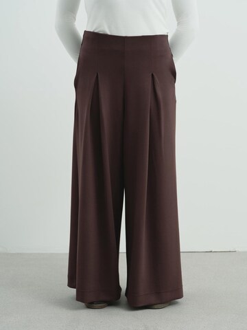 C&City Wide leg Pleat-Front Pants in Brown
