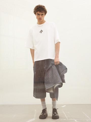 Tricou 'IRON SAINTS' de la Bershka pe alb