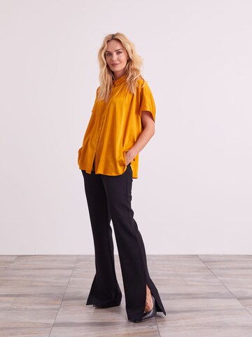 ABOUT YOU x Iconic by Tatiana Kucharova - Blusa 'Charlotta' en amarillo