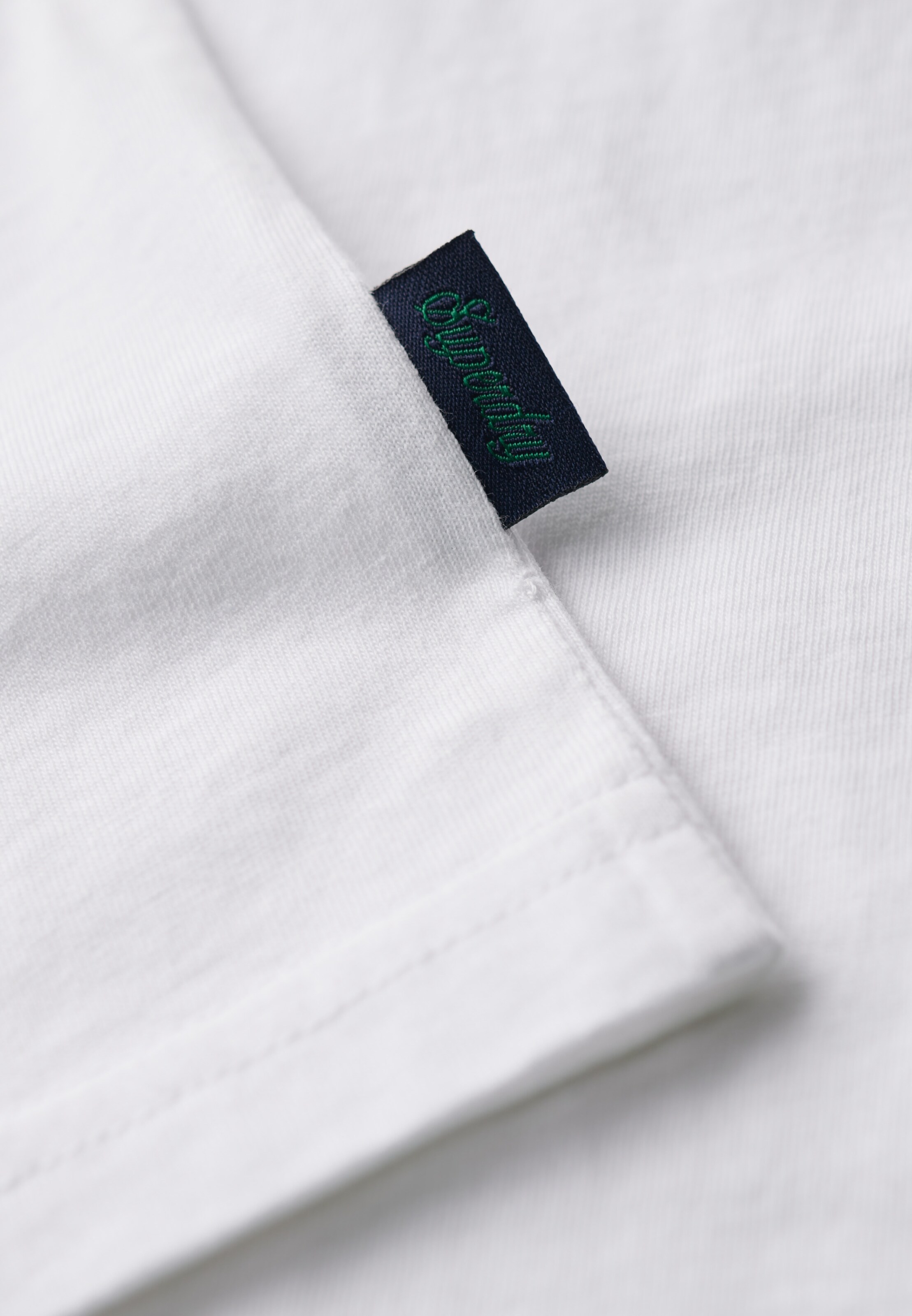 T-Shirt 'Essential' Superdry en blanc