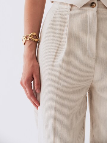 Loosefit Pantaloni con pieghe 'Kim' di RÆRE by Lorena Rae in bianco