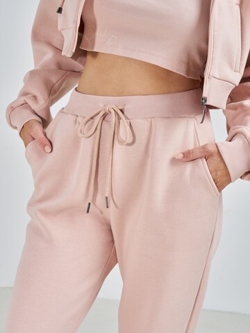 Loosefit Pantaloni 'Luisa' di ABOUT YOU x Swalina&Linus in rosa