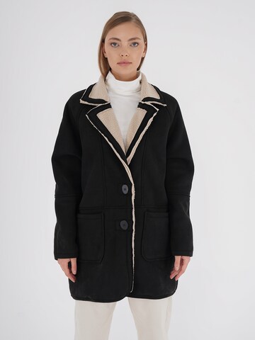 FRESHLIONS Winter Coat in Black: front