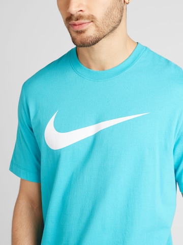 Nike Sportswear T-shirt 'Swoosh' i blå