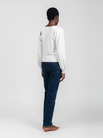 Influencer Sweter w kolorze biały