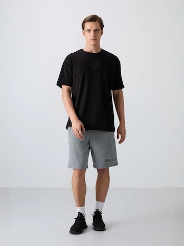 Tommy Life Shirt in Black