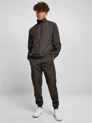 Urban Classics Sweatsuit in Black: front