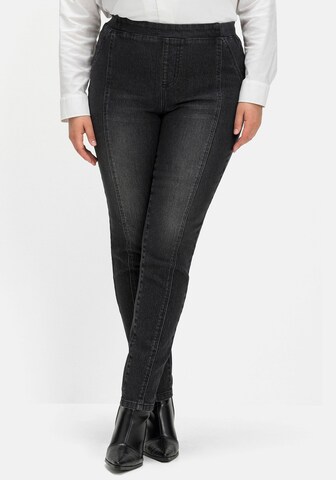 SHEEGO Slimfit Jeans in Zwart: voorkant