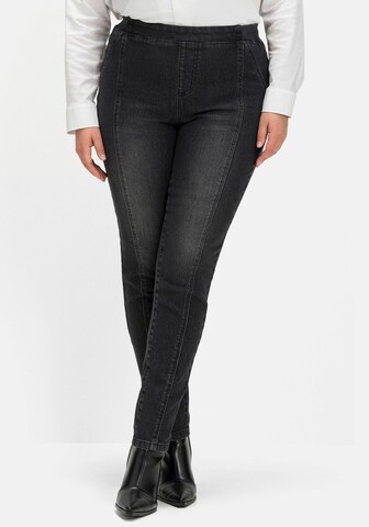 SHEEGO Slimfit Jeans i svart: framsida