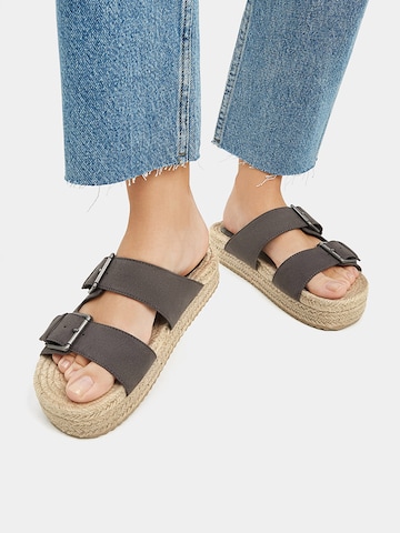 Pull&Bear Pantolette in Grau