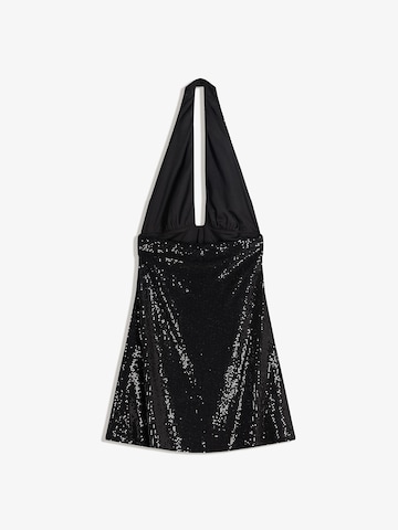 BershkaHaljina '(BASBER) VESTIDO MINI C/HALTER FRUNCES BRILLO' - crna boja