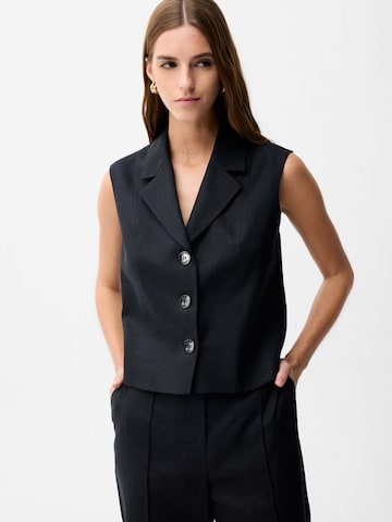 adl Vest in Black