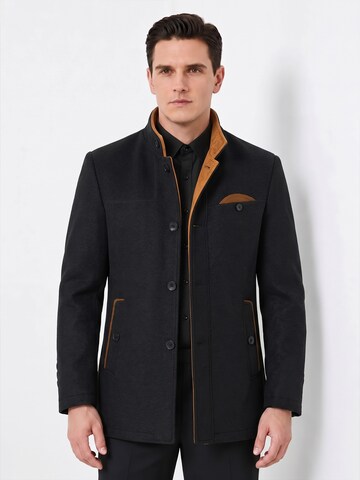 ALLTHEMEN Winter Coat 'Farbkante' in Black: front