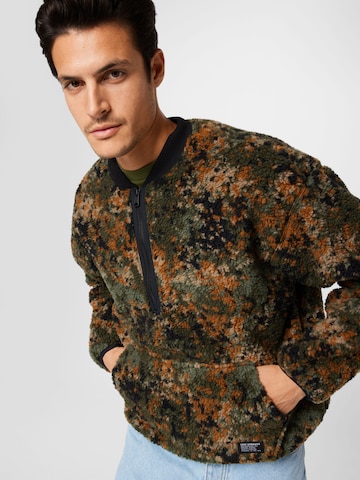 LEVI'S ® Sweter 'Levi's® Men's New Seasonal 1/4 Zip Sweatshirt' w kolorze zielony