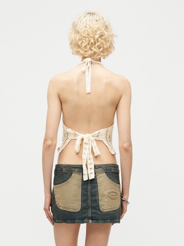 Top brodat 'MAR4' de la HOLLISTER pe alb