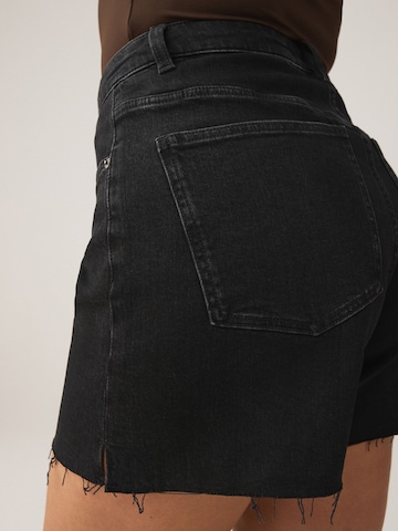 Next Regular Shorts in Schwarz
