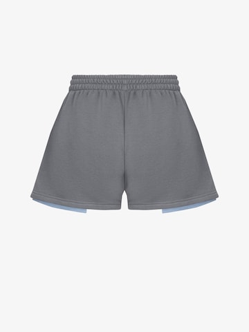 FEMSSY Lużny krój Spodnie 'POCKET SHORTS BEIGE' w kolorze szary
