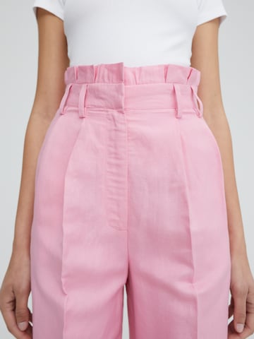 Loosefit Pantaloni con pieghe 'Becky' di EDITED in rosa