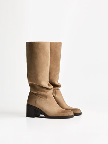 Bershka Stiefel in Beige